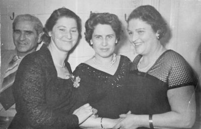 Friends
Left to right: Jakov Aronovitsch, Raja Bam (Koslovski), Mirjam Dobrusch (Meiertal), Sonja Vesset (Koslovski) 
Keywords: [A] [V] [M]