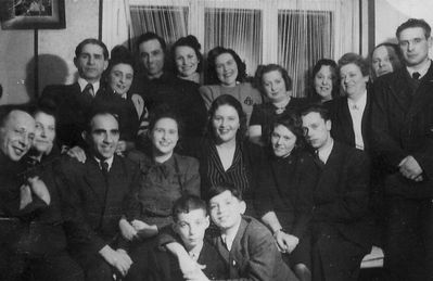 Aronovitsch and others 
Left to right.
Bottom row: Faivi Aronovitsch, Avi Dobrusch
Middle row: ?, Ester Koslovski, Jakov Girschanovitsch, Rachel Gerschanovitsch, Sonja Vesset, Fenja Aronovitsch, Hone Aronovitsch
Top row: Jakov Aronovitsch, Rachel Koslovski, ?, ?, Anni Aronovitsch, Hena Aronovitsch, Hilda Aronovitsch, ?, ?, ?

