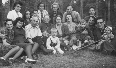 Raichman, Koslovski etc.
Left to right.
First row: Haja Raichman, Ljuba Koslovski, Savel (Zhanno) Goldmann, Henach Koslovski, ?, ?, Ljuta Fraiman (Koslovski),   ?, Anna Stein (Migdal), Isi Raichman, ?
Top row: Titi Reichmann (Hirschman), Hinde Girschanovitsch, ?, ?, ?, Abram Fraiman, ?
Keywords: [K] [F]