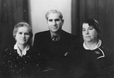 Aronovitsch's
Left to right: Roche Lea Meiertal (Aronovitsch), Jakov Aronovitsch, Ester Koslovski (Aronovitsch)
