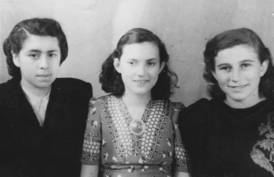 School friends
Left to right: Frida Schlik (Slomka), Ester Vee (Rochlin), Dveire (Dora) Rusinov (Vigderhaus)
