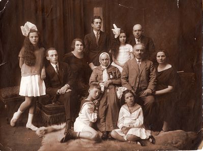 Rochlin family
Last row: Jacob (Max) Rochlin, Sofa Murschak (Amitan), Isai Amitan
Middle row: Mirjam Schats (Rochlin), Efraim Rochlin, Eugenia Rochlin (Tschapkovsky), Bella Rochlin (Genkin), ?, Hana Amitan (Rochlin), Boris Rochlin, Regina Trapido (Amitan) 
Keywords: [R] [A]