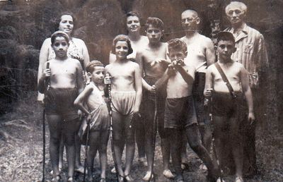 Rochlin - Amitan. Võsu.
Left to right.
Adults: Sofa Murschak (Amitan), Regina Trapido (Amitan), Jakov Murschak, Efraim Rochlin
Children: Isai (Sanja) Murschak, Rudik Murschak, Ilona Wolfson (Trapido), Grigori (Gera) Trapido, Valeri (Valja) Schampal, Evgeni Berezovski
