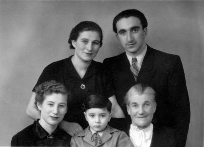 Rusinov and Vigderhaus families
Left to right.
Top Row: Dveira Rusinov (Vigderhaus), Rafael Rusinov
Bottom Row: Shulamis Vigderhaus, Avi Rusinov, Ida Vigderhaus (Goldblatt)


Keywords: [R]