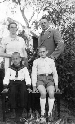 Teitman family
Mascha Teitman (Goldbladt) and Aron Teitman with Lewik (left) and Haim Teitman. All [img]http://muuseum.jewish.ee/md.gif[/img]
