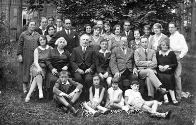 Usvanski - Schapiro ~ 1932
Usvanski and Schapiro families (probably in the Schapiro's place in Tartu).
Left to right. Sitting: Ida Schapiro (Usvanski); Hanna Usvanski; Eliahu Usvanski; Josef Usvanski; Abram Schapiro; David Usvanski; Abram Schapiro's wife?;
Children: ?; Eugenia Gurin-Loov; Gina Kropman; Simon (Senja) Ginizisky;
Standing:  ?, Samuel Rybak, Ljeva Trapido, ?, Ljeva Usvanski, Gabriel Schapiro, Tamara Usvanski (Judeikin)?, Rosa Klompus,  Willi Usvanski, Paulina Baron (Gurin, nee Vainberg), Fenja Schapiro, Ezriel Schaput, ?, Zila Kropman (Schapiro), Zenja Giniziski (Usvanski), Josif Usvanski
Keywords: [S] [K] [G] [R]
