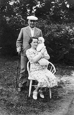 Vigodski 10/7/1938
Kopel-Wulf Vigodski, Anna-Bluma Vigodski (Plotsk), Ita Levkovitsch (Vigodski) 
Keywords: [P]