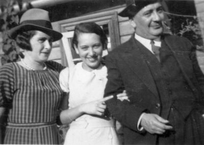 Vigodski Markovitsch
Anna-Bluma Vigodski (Slotsk), Zina Markovitsch, Kopel-Wulf Vigodski 
Keywords: [M]