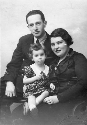 Usvanski
Jossif Usvanski, Miriam Usvanski (Gabovitsch) with Hanna Zautin (Usvanski)
