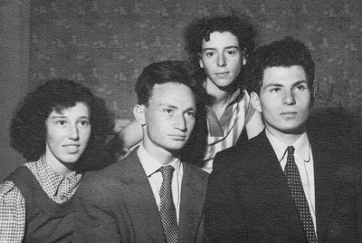 Gabovitsch, Usvanski
Left to right: Karmela Usvanski, Michail Rubanovitsch, Hanna Zautin (Usvanski), Eugen Gabowitsch
Keywords: [G]