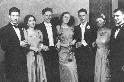 Usvanski's etc
Left to right: Boris Grinson ?, Alla Kaasik (Usvanski), Jossif Usvanski, Mara Voslinski, Lev Usvanski, Lena Lob (Grinson), Mischa Usvanski  
