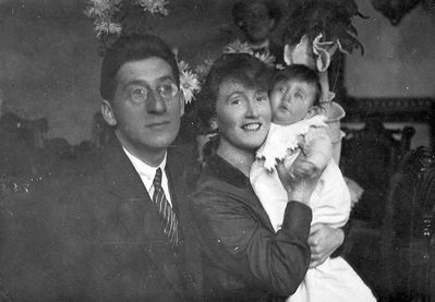 Grinson family
Grischa Grinson with Ella Grinson (Usvanski) and Lena Lob (Grinson)
