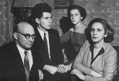 Gabovitsch family
Left to right: Jacov Gabovitsch, Eugen Gabovitsch, Zoja Gabovitsch (Skulski), Dina Gabovitsch (Dymschits)
