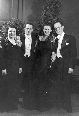 Usvanski's - 1937/8
Miriam Usvanski (Gabovitsch), Jossif Usvanski, Tamar Usvanski (Judeikin), Willi Usvanski 
