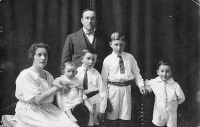 Loewenstein (Löwenstein) family - South Africa
Meier Loewenstein with family
