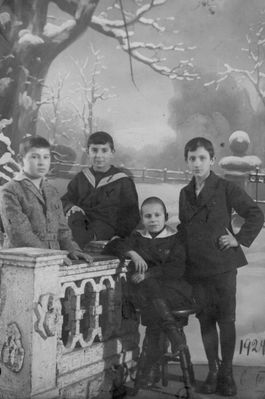 Tamarkin, Itskovitsch, Glossman, Delski
"Заведующие библиотеки III кл. Еврейской гимназии". 1924 Tallinn.
Left to right: Isi Itskovitsch, Aron Tamarkin, Glossman, Delski
Keywords: [D] [G] [I]
