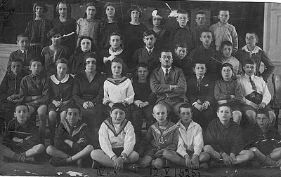 Tallinn - 1925. Jewish gymnasium - IV class 5/1925
Left to right.
I row: Njuma Levanon (Levitan), Aron Tamarkin, Mutti Berkovitsch, Sapotnizki, ?, Hirsch Goldberg?, Tusja Delski
II row: Rudnik?, ?, Paula Leremann, Primary school teacher, arithmetica Esfir?, Julja Garber, ?, Director Vidrin, ?, ?, Isi Tuch
III row: ?, Schapiro, Emma Zipukov, ?, ?, ?, ?, ?, Osja Itzoch
Top row: Mletschin?, Sally Katsev, Genja Neischluss, Esther Schadunski (Frank), ?, Berta Raichman?, ?
