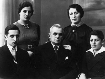 Trapido family - ~ 1933
Sitting: Lev Trapido, Susman Trapido, Isi Trapido
Standing: Minna Fink (Trapido), Eta Trapido (Elasstam)
