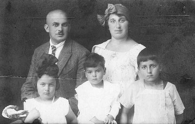 Trapido family - 1923 Narva-Jõesuu (Hungerburg)
Susman and Eta Trapido with Minna, Isi and Lev
