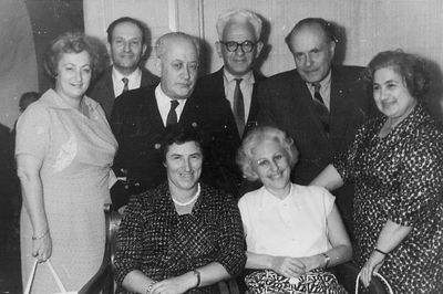 Judeikins
Left to right.
Sitting Lida Usvanski (Mirkin), Dora Judeikin (Zagorje)
Standing: ?, Maks Judeikin, ?, Solomon Judeikin, Moissei Judeikin, Rosa Judeikin (Glickman)
Keywords: [unknown]