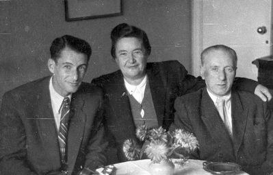 David Usvanski family
Left to right: Lev Usvanski, Vera (Rivka) Usvanski (Schapiro), David Usvanski
