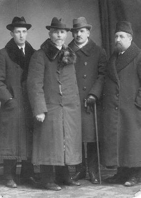 In Tartu in 1920's
Left to right: David Usvanski, Eliahu Menahem Usvanski, ?, Avram Schapiro
