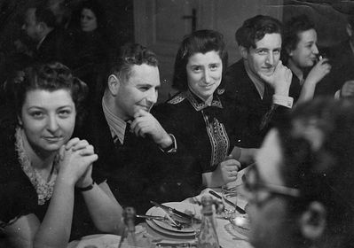 Usvanski etc
Left to right: ?, ?, Lida Usvanski (Mirkin), Josef Usvanski, ?
