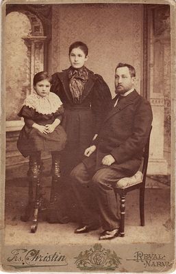 Abram Schapiro family
Abram Schapiro, Bronja Schapiro with Rivka (Vera) Usvanski (Schapiro)
