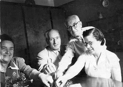 Usvanski - Perlman
Left to right: Vera Usvanski (Schapiro), David Usvanski, Arnold Perlman, Schelli Perlman (Olschvang)
