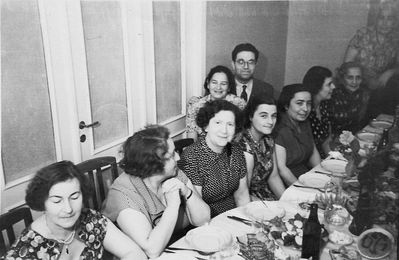 Birthday
Left to right.
?, ?, ?, ?, ?, ?, Riva Vigodski, Rebecca Stark (Rubanovitsch)?
In the back: Basja Meiertal (Schneberg), Paul Meiertal
