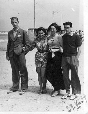 At Riga's strand - 27/7/1939
Left to right: ?, ?, Alla Kaasik (Usvanski), ?
Keywords: [unknown]