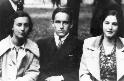 Group
Left to right: Eugenia Gurin-Loov, Haim ?, Alla Kaasik (Usvanski)
