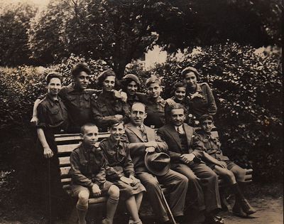 Narva children - 13/6/1933
Left to right.
Sitting: Ljeva Zagorje, Dora Judeikin (Zagorje), Josif Zagorje, Kosotsky, Faive Schapiro
Standing: Zimbalov, Tsemach Schapiro, Bluma Geruchmanov (Stein), Riva Nesher (Itzoch), Bella Schapiro, Riva Zimbalov, Bluma Passov (Schapiro)
