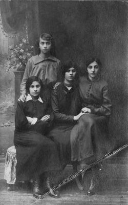 Selmanovitsch, Kruskal 1919
Left to right: Sonja Selmanovitsch, Pesja Kruskal, Hode (Hadassa) Kruskal, Rachel Selmanovitsch
