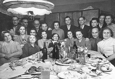 Heimann Fainmann Tamarkin Eidus Paturski Koslovski Smolenski etc
 Left to right.
Standing: Abram Paturski, Aron Tamarkin, Zami Eidus, Israel Balonov, Lea Balonov, Boris Smolenski, Jacov Koslovski, Arik Eidus, Jette Paturski, Lea Eidus
Sitting: Sheina Fainmann, ?, ?, Rasse Furmanski, Riva Koslovski (Zivjan), Fanni Smolenski (Heimann), Reni Schames, Rasse Paturski (Heimann), ?, Miriam Tamarkin 
