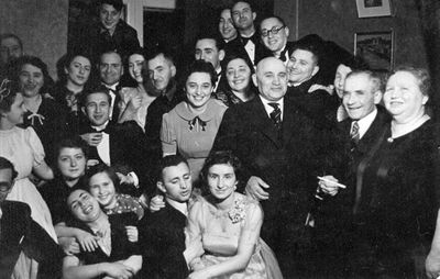 Heimann Faimann Majofes
Left to right.
In the top row: Rasse Furmanski, Gita Fainmann, Teffi Fainmann, Riva Zivjan, Simon Smolenski, Aron Tamarkin, Harry Paturski, ?, Press (with glasses), Teffy Furmanski, Gitta Heimann, Ize and Yetta Fainmann 
In the middle row: Rasse Paturski (in white), Teffi Majofes, Lea Balonov, Gitti Heimann, Salman Heimann
At bottom: Abram Paturski (half face), Alice Furmanski, Rachel Zivjan, Lea Eidus (Heimann), Benzion Heimann, Dora Feimann 


Keywords: [M] [B] [H] [F]