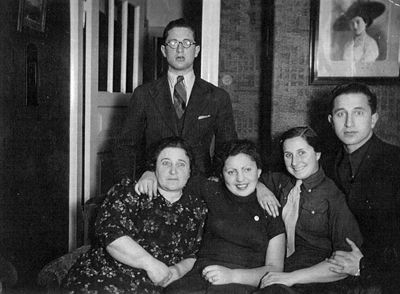 Zivjan Majofes Heimann
Left to right.
Sitting: Batja Majofes (Heimann), Sara Heimann, Sima Blat (Majofes), Tevja Majofes
Standing: Motti Majofes
