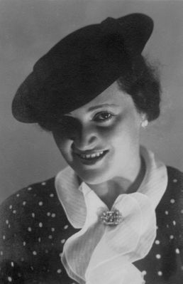 Tsippa Levin (Bovschover)
One time she worked as a milliner, here posing with a new hat
Keywords: [L]