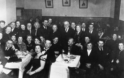 Kaplan, Bakscht, Dobruschkes etc.  Tartu
Left to right.
Sitting: Esra Dobruschkes, Berta Kolovski (Kaplan), ?, Margot Hirsch, ?, ?, Gita Kaplan (Bakscht), Ljuba Bella Bakscht (Samsonov), ?, ?, David Pasternak?, Kaplan, ?
Sitting at the right side of the table: Rosa Blumenfeld (Dobruschkes), provisor Jakob Blumenfeld
Standing: Tanja Dobruschkes (Jankovski), ?, Jakov Kropman, Fanny Kaplan, Anna Kropman (Kaplan), Aron Jakov Jakobson, ?, David Bakscht, Braine Levitin, Schlomo Bakscht, ?, ?, ?, Drui?
