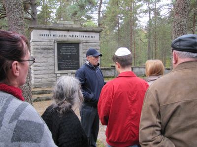 Klooga 16.9.2010  6
Aavi Dobrusch explaining the sequence of events on 19.9.1944
