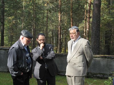 Klooga 16.9.2010  8
Left to right: Mark Abel, Estonian Chief rabbi Shmuel Kott, Juzef Luvistsuk
