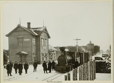 1870 - The Baltic railway is opened in Estonia. Some Russian Jews were among the builders. Some remained in Estonia.  
The Olustvere (Ollustfer) station. Was built in 1901. The picture is from the beginning of the XX century.

