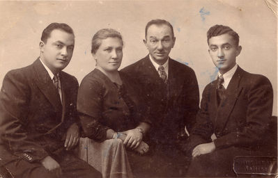 Kulman family
Left to right: Boris Kulman, Sophia (Sosja) Kulman (Schagal), Aron Moses Kulman, Jakob Meyer (Miron) Kulman.
