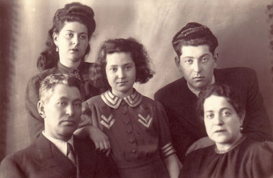 Patov family (1938/9)
Left to right. Upper row: Roche-Lea Kulman (Patov), Miriam Kuritskes (Patov), Beines Patov
Bottom: Benjomin Patov, Scheine (Zenja) Patov (Hasan)
