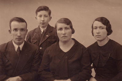 Schagal family
Left to right: Movscha Schagal, Josif Schagal, Taube Pasternak?, Lea Schagal (Pasternak)
