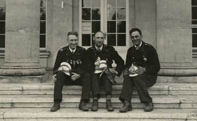 Firefighters
Leib (Leo) Kahn in the middle
Keywords: [K]