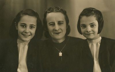 Kahn
Left to right: Evi Kahn (1931-1944), Valentina (Valli) Kahn (Vanatoa), Jenni Müürisepp (Kahn) 
