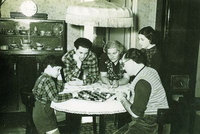 Haitov family in Pärnu
Left to right.
Daron Haitov, Gideon-Eli Haitov, Frieda Haitov (Krakusen), Schmuel Haitov, Aviva Haitov
