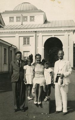 Kahn
Left to right.
Jeremia Kahn (1891-1979) ,Evi, Valli, Leib Kahn



