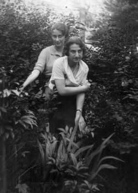 Anna Gor (Goldstein) and Sara Herzenberg (Buras) in 1936
Keywords: [H]